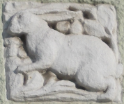 Ein Hase an der Hauswand